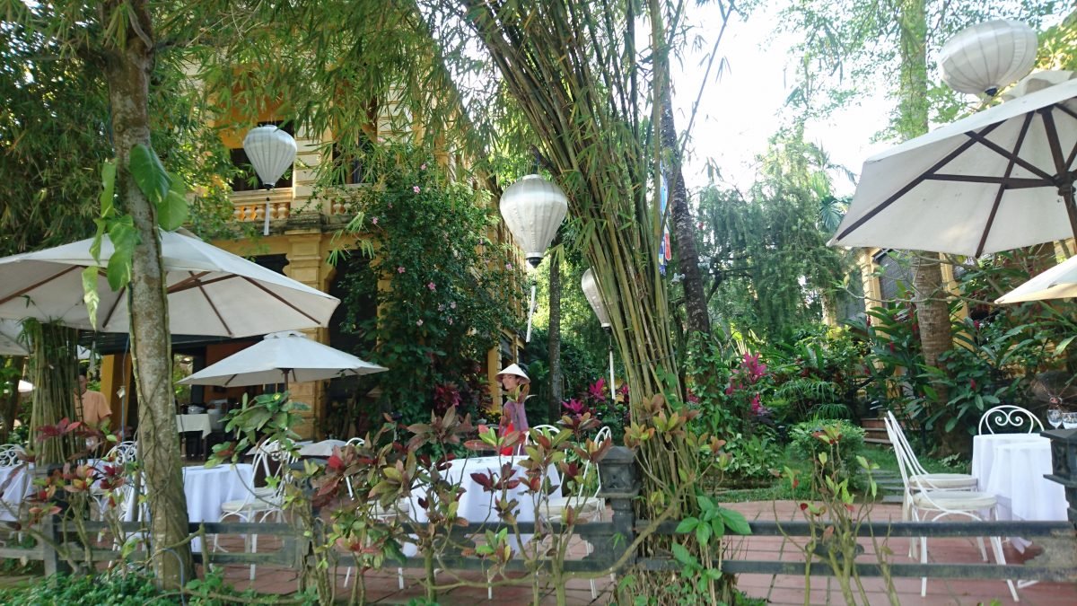 There is a multitude of beautiful restaurants for riverside dining
