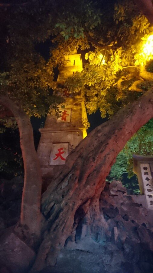 A sort of needle-like structure that forms part of the gate for the bridge to Ngoc Son temple