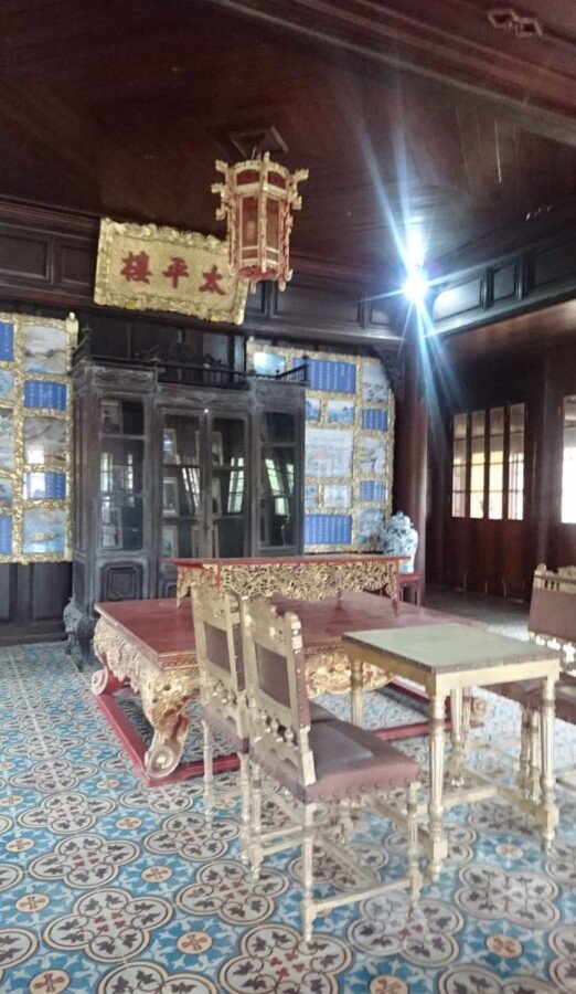 Those beautiful floor tiles do little to soften noise, so you'll need some silk slippers to avoid disturbing the emperor while he is reading in his Reading Room